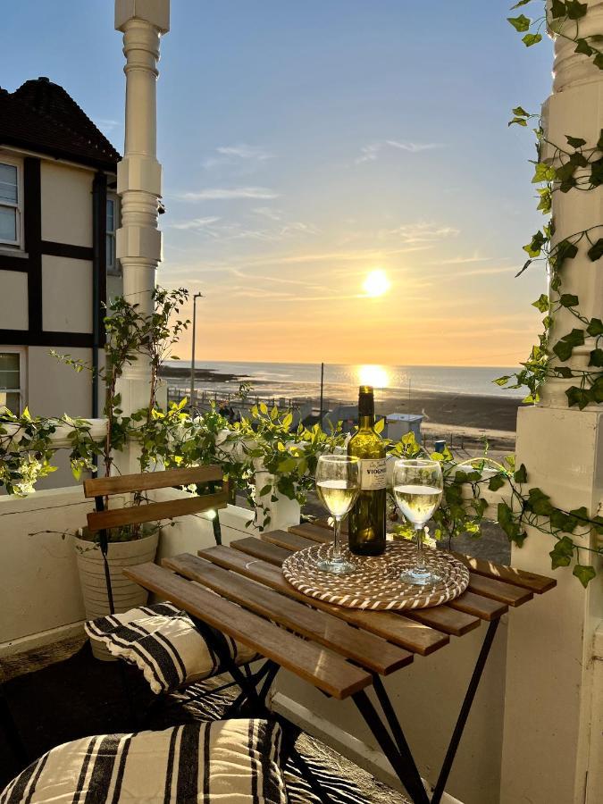 Appartamento A View Of The Bay- Panoramic Sea Views- Sleeps 4 Westgate-on-Sea Esterno foto