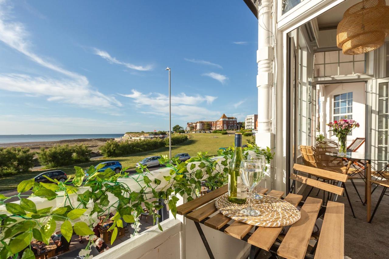 Appartamento A View Of The Bay- Panoramic Sea Views- Sleeps 4 Westgate-on-Sea Esterno foto