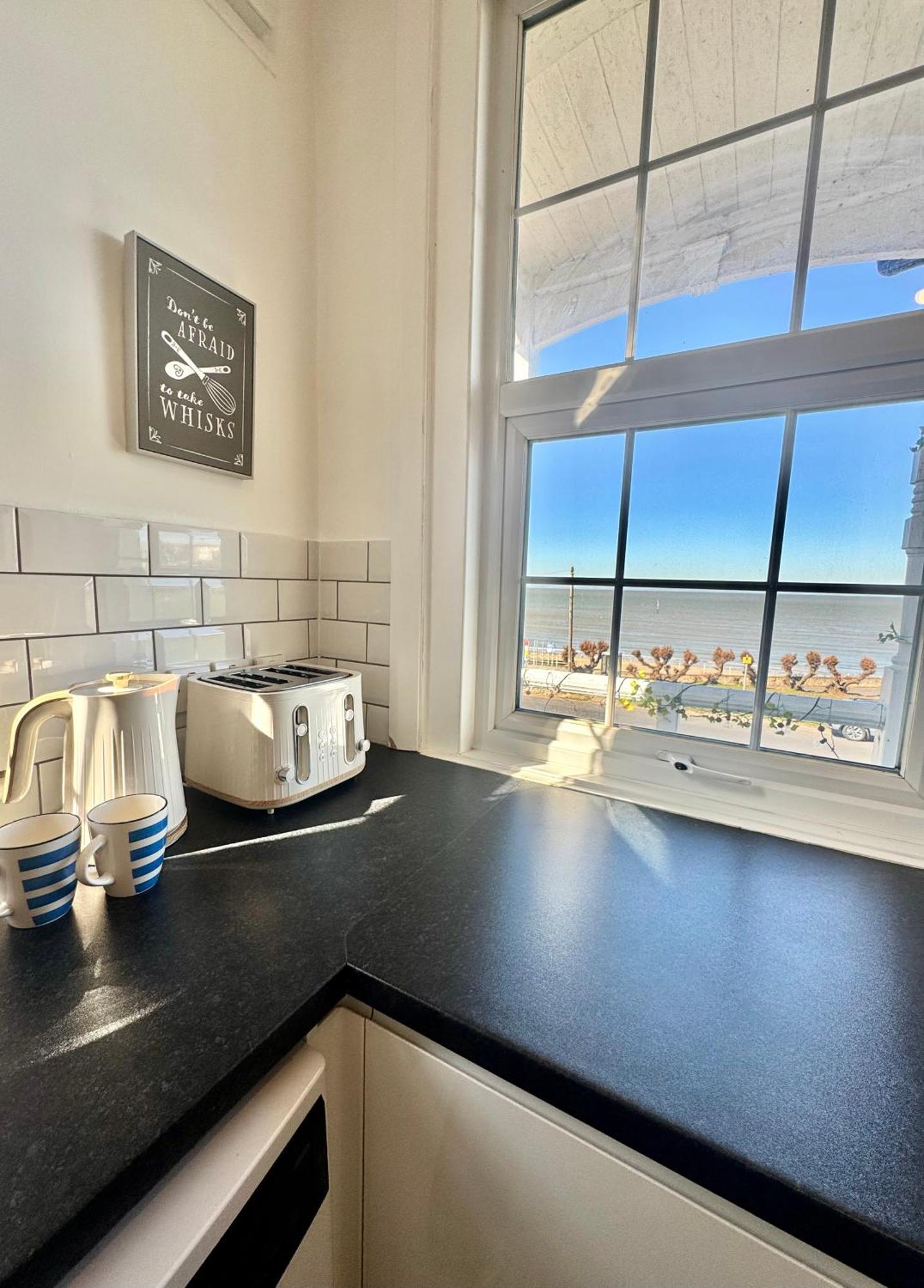 Appartamento A View Of The Bay- Panoramic Sea Views- Sleeps 4 Westgate-on-Sea Esterno foto
